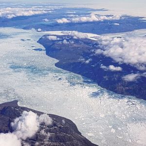 Ein Luftbild von Nuup Kangerlua (Fjord) und den Gletschern, die ihn mit Schmelzwasser speisen. Dieser Fjord erhält jedes Jahr etwa 20 Kubikkilometer Schmelzwasser vom Inlandeis (das entspricht 8 Millionen Schwimmbecken in Olympia-Größe mit Wasser).(Bild:  Jade Hatton)