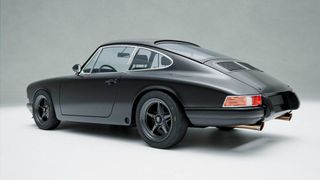 Ein ganzes Auto leichter als die Traktionsbatterie eines Elektrofahrzeugs: Das ermöglicht der neue Voll-Carbon-Umbau eines Porsche 912 der Firma Kamm Manufaktur. (Bild: Kamm)