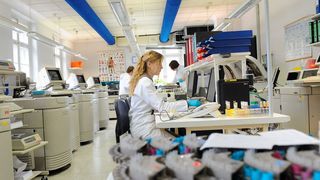 Unverzichtbare Technik: Aufwändige Geräte ermöglichen präzise Diagnostik. (BDL/Labor Lübeck, 0696)