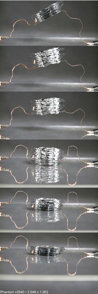 Die 4-MP Auflösung der Kamera garantiert die detailgenaue Erfassung von Veränderungen in Verformung und Bewegungsgeschwindigkeit der übereinander angeordneten Aktuatoren.  (Bild: KW_MPI-IS)