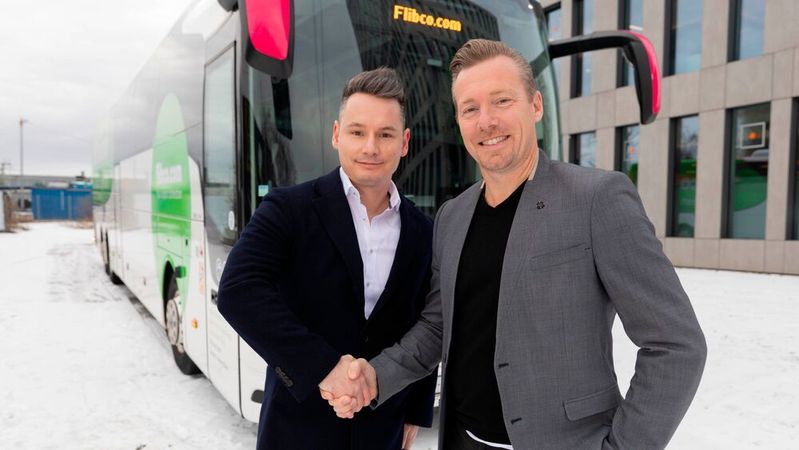 Der obligatorische Handschlag auf eine zukünftige Partnerschaft: Tobias Stüber, CEO von Flibco (links) und André Schwämmlein, CEO von Flix (rechts).(Bild:  Robert Gongoll)