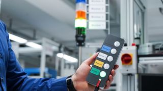 Direkt vom Arbeitsplatz gezielt Hilfe anfordern: mit der Andon Wireless Box mit zwei oder fünf Tasten schnell und einfach möglich. (Werma)