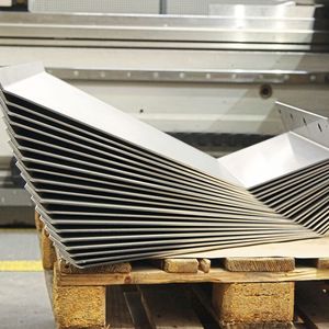 Vom Einzelstück bis zur Serie: Zum Abkanten (Gesenkbiegen) verfügt der Lohnfertiger in Mellingen über mehrere Biegepressen unterschiedlicher Abmessungen und Presskräfte