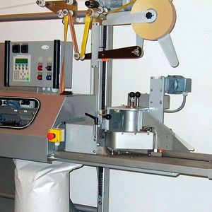 Dominant im Sackverschluss-Portfolio von Schümann sind die Hotmelt-Tapes für das maschinelle Verschließen von Kombisäcken. Sie werden meist im FTS-Verfahren (Fold-Tape-Seal) in automatisierten Verpackungslinien, wie hier, verarbeitet, heißt es.(Bild:  Schümann)