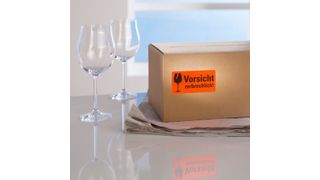 Dieses neue Warnetikett von Avery Zweckform signalisiert jedem an der Lieferkette Beteiligten: „Vorsicht zerbrechlich“. (Avery Zweckform)