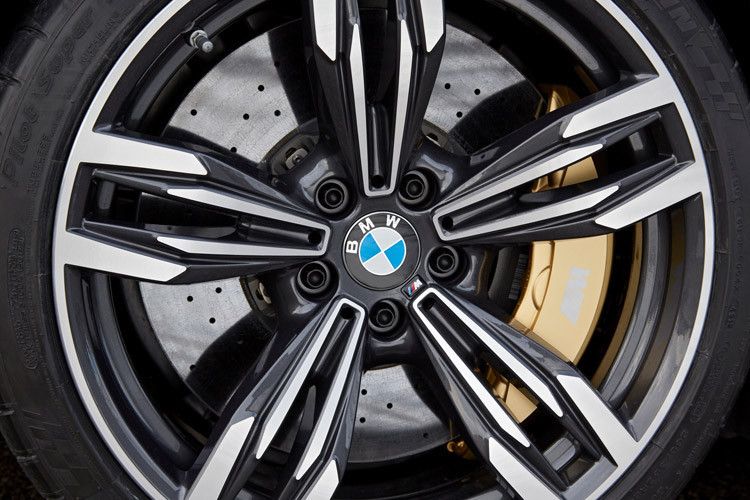 Kunden, die sich für die Keramik-Bremsen entscheiden, erhalten golden lackierte Bremssättel. (Foto: BMW)