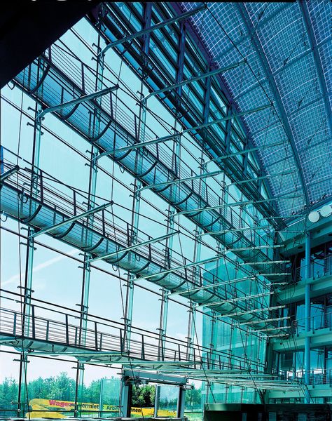 Großzügige Glasflächen nutzen die Sonnenenergie. Im Winter verhindern die heizbaren  Fassadenstege ein Auskühlen der Atrien.  (Bild: Festo)