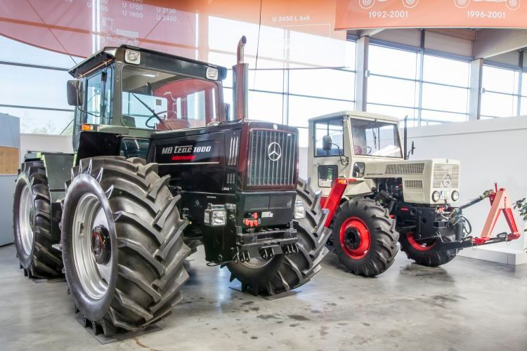 Anders als typische Schlepper hatte der MB-trac vier gleich große Räder und die Kabine ist in der Mitte zwischen beiden Achsen angeordnet. Zur Ausstattung gehört eine serienmäßige Druckluftanlage, zudem war eine Front- und Heckhydraulik mit Frontzapfwelle gegen Aufpreis verfügbar.  (Bild: Daimler AG)