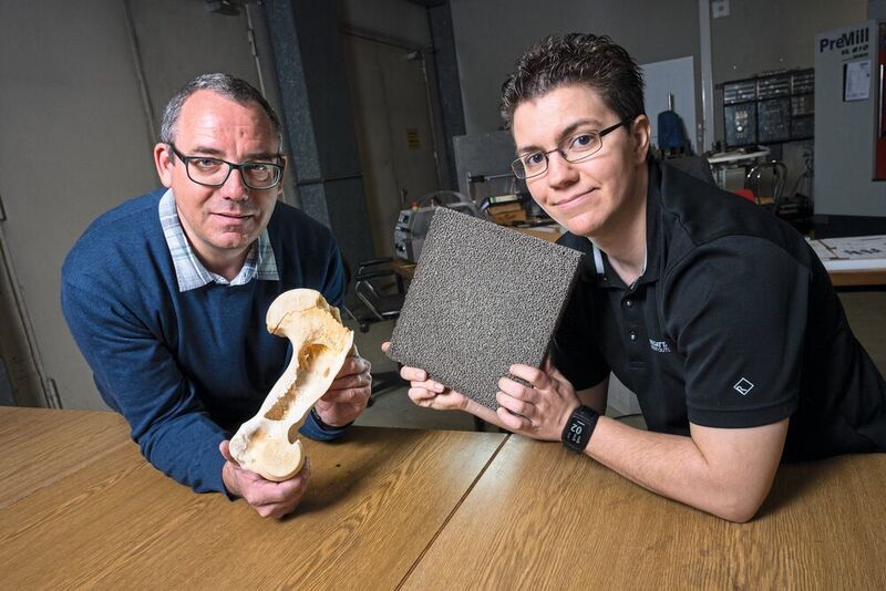 Die Materialforscher Stefan Diebels (l.) und Anne Jung (r.) haben sich von den schwammartigen Strukturen aus Knochen inspirieren lassen, um stabile aber leichte Metallschäume herzustellen. (Oliver Dietze, Uni Saarland)
