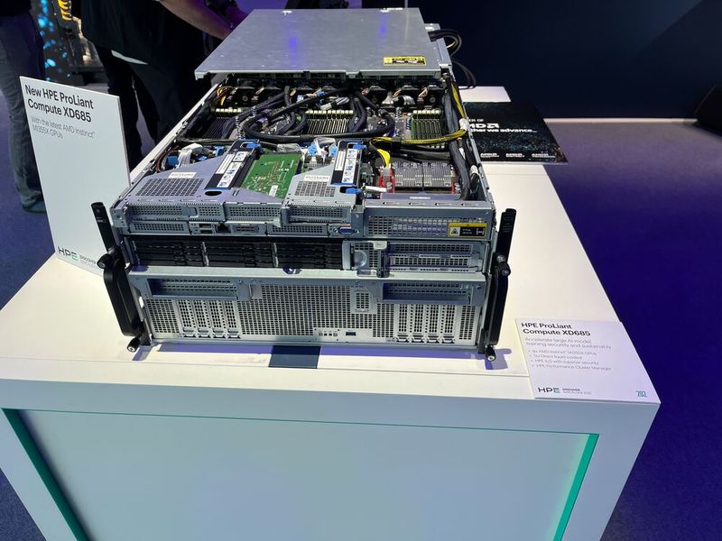 Die AMD-Variante des Proliant Compute XD685 mit acht AMD-Instinct-MI355X-GPUs. (Bild: Vogel IT-Medien)