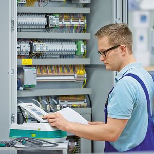 Beim Drucker Thermomark Prime können die Daten über das intuitiv bedienbare 7-Zoll-Touchdisplay eingegeben werden.
