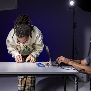 To enable precise control, the design includes a vibration motor for alignment, retractable feet for variable bounce angles, and a mini camera for navigation.(Source:  Mark Stone/University of Washington)