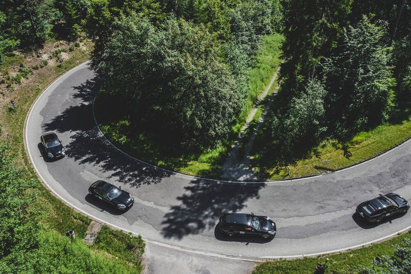 Dank eines überarbeiteten Setup von Fahrwerk und Antrieb nimmt der Panamera Kurven nun noch exakter.  (Bild: Porsche)
