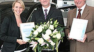 Deutschlands bester Ford-Verkäufer Carsten Klimek (Mitte) nimmt die Glückwünsche von Dr. Helmut Sorg und Dr. Mascha Sorg entgegen. (Archiv: Vogel Business Media)