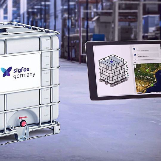 Nachfüllung oder Austausch automatisch bestellen: Managementsystem für IBC-Behälter  mit denen in Branchen wie Chemie-, Pharma- und Lebensmittelindustrie Flüssigkeiten gelagert und transportiert werden.(Bild:  Sigfox)