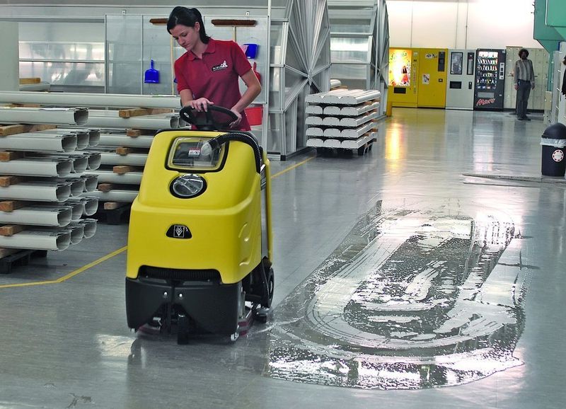 Reinigung in der Zweischritt-Methode: Es ist deutlich zu sehen, dass die Schmutzflotte nahezu vollständig vom leistungsfähigen Saugbalken aufgenommen wird.Bild: Kärcher (Archiv: Vogel Business Media)
