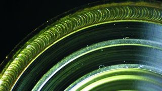 Mit dem Tolas 1 von Arteos lassen sich perfekte Schweißnähte erzielen, wie eine 25 µm dünne Titanfolie, die auf einen Ring aus Titan geschweißt wurde. Bild: Arteos (Archiv: Vogel Business Media)