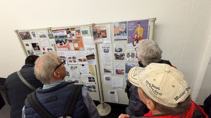 Totgesagte leben länger: Die klassische Pinnwand mit (Fahrzeug-)Angeboten hat offenbar noch immer nicht ausgedient. (Bild: Dominsky – VCG)