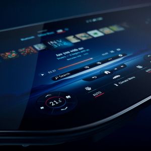 Streng genommen handelt es sich um drei einzelne OLED-Bildschirme, die sich unter einer gemeinsamen Glasplatte befinden.(Bild:  Daimler)