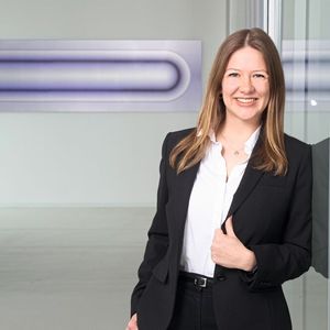 "Wichtig war uns die Nähe zur Praxis – Deshalb haben wir auf hohe Systemkompatibilität geachtet.” – Lisa Taetz, Strategic Marketing Managerin bei Fette Compacting(Bild:  Fette Compacting)
