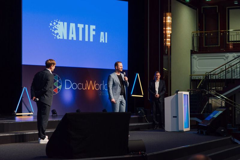 Nach der Übernahme von natif.ai stellt Dr. Michael Berger den Gästen dessen Co-CEO Johannes Korves vor.  (Bild: Docuware)