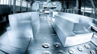 Ausgangsmaterial für Zuschnitte sind spannungsarme Gussblöcke der Größe 4000 mm × 2200 mm × 600 mm und 3400 mm × 1650 mm × 1020 mm.Bild: Bikar Metalle (Archiv: Vogel Business Media)