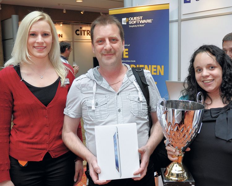 iPad-Gewinner Norbert Schaefer (Computer Service Schaefer) mit Svenja Mohn (li.) und Melanie Webb (beide IT-BUSINESS Akademie) (Archiv: Vogel Business Media)