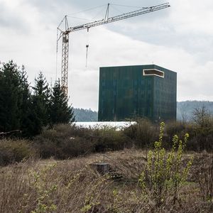 Der vermeintlich geschlossene Kubus mit goldfarbenen Fassadenakzenten besteht aus durchbrochenen Stabgitterblechen,...(Bild:  konstruktionspraxis/Richter)