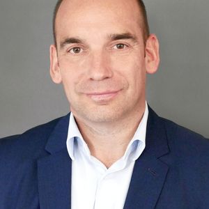 Christoph Falk-Gierlinger wird zum 1. Juli 2020 neuer Geschäftsführer von Continental Engineering Services. Er soll die Themen automatisiertes Fahren, Konnektivität und Elektrifizierung weiter voranbringen. Der studierte Mechatroniker und promovierte Informatiker tritt die Nachfolge von Bernd Neitzel an, der sich nach in den Ruhestand verabschiedet. 

Mit Falk-Gierlinger steht künftig ein Manager mit langjähriger Erfahrung in der Automobilzulieferindustrie an der Spitze des Unternehemens: Der 47-Jährige wechselte vom Ingenieurdienstleister Alten zu Continental. Seine Laufbahn begann er 1998 bei Bosch, wo er in verschiedenen Führungspositionen in Wien und Stuttgart tätig war. Nach einer zweijährigen Station bei dem französischen Automobilzulieferer Valeo in Paris kehrte er 2013 nach Stuttgart zu MBtech zurück. Der neue Geschäftsführer bringt umfassende Erfahrungen in den Bereichen Softwareentwicklung, Antriebstechnologien und Elektromobilität mit zu Continental Engineering Services.