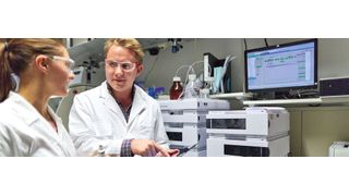 Abb. 3: Neuere Generationen von Laborgeräten haben reichhaltige Schnittstellen und Apps, werden aber oft zusammen mit älteren Geräten verwendet, die veraltete oder gar keine Interfaces haben. (Labfolder/Bernhard Ludewig 2012)