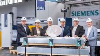 Die offizielle Übergabe der ersten Mengen erfolgte gestern bei der Siemens-Tochtergesellschaft, Alpha Verteilertechnik, in Cham. V.l.: Georg Caspari (Siemens AG, Supply Chain Management), Tanja Jacobs (Nexigen Sales), Elmar Reuter (CEO Alpha Verteilertechnik GmbH), Francois-David Martino (CEO Becker Stahl-Service), Jens Alexander Stapel (CFO Alpha Verteilertechnik GmbH) und Stefan Babl (Einkaufsleiter Alpha Verteilertechnik GmbH). (Bild: www.industriefotografie-steinbach.de)