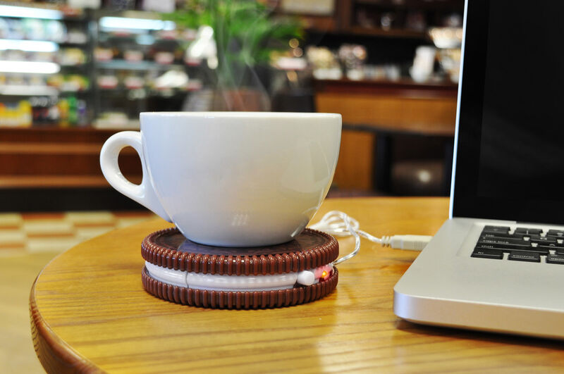 Ein USB-Tassenwärmer gehört doch eigentlich an jeden Arbeitsplatz – gerade in der kälteren Jahreszeit: Einfach anstecken und Tee- oder Kaffeetasse draufstellen. Der Tassenwäremer ist bei www.orangeandgreen.at für 13,95 Euro erhältlich. (Bild: Press Loft)