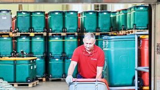 Der Container ist luftdicht verschließbar und lässt sich schnell dorthin rollen, wo man Tücher benötigt. (Bild: Mewa)