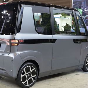 Der elektrische Dreisitzer wiegt nur 900 Kilogramm.(Bild:  Jama)