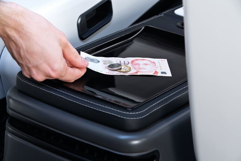 Im Projekt EVA realisierten die Wissenschaftler eine Reihe von Systemen, die in ihrem Zusammenwirken dem Fahrgast bei minimalem Energieverbrauch einen hohen Komfort bieten. Wesentlich ist die für jede Person einzeln regelbare Klimatisierung, die nicht den gesamten Raum kühlt sondern ein individuell angenehmes Klima herstellt. Dazu gehören eine Kühlung im Kopfbereich und eine Sitzbelüftung. Klimatisierung und Entertainment-System können mit einem handelsüblichen Smartphone bedient werden. (Bild: TU München Create)