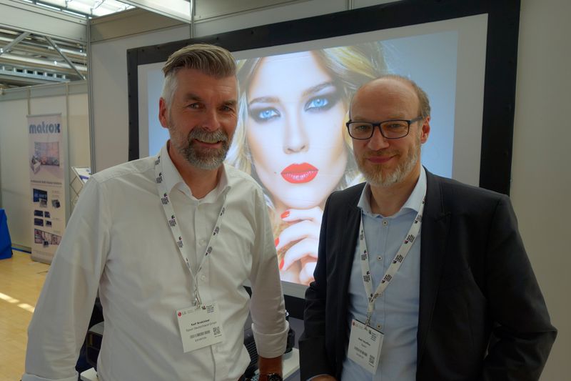 Ein roter Mund ist zum Küssen da, (l.) Ralf Brokinkel und Axel Inhoffen, Epson. (Bild: IT-BUSINESS)