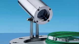 Visulex Kamera K55-HD-Ex mit Klappscharnier auf einem Flansch montiert (Papenmeier)