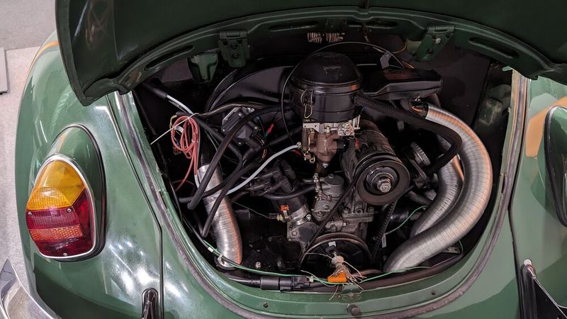 ...doch der zweite (Kenner-) Blick verrät: Hier hat jemand eine Gemisch- und Zündungsregelung samt Kat nachgerüstet. Ziel des Projekts „ReEcoMod“: Oldtimer auch mithilfe von Ethanolsprit umweltfreundlicher machen.  (Bild: Dominsky – VCG)