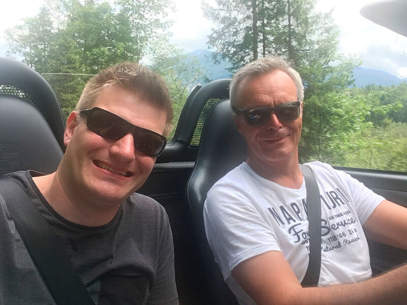Eno-Kollege Florian Scholz und Vodafone-Kollege Thomas Zumpe genießen die Momente im Porsche Sportwagen. (Eno)