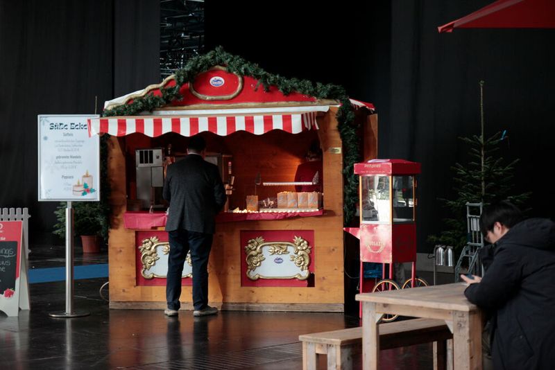 Mit Glühwein und gebrannten Mandeln kam auch schon ein wenig Weihnachtsstimmung auf. (Bild: Breunig – VCG)