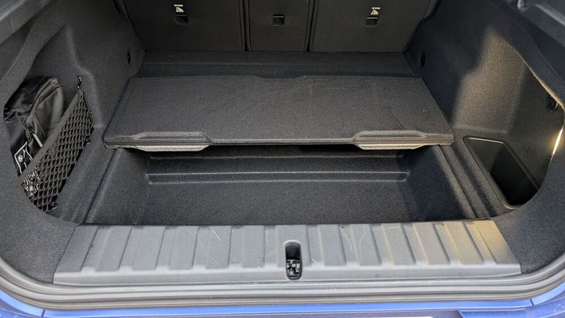 8. Der Kofferraum: Der X2 kann mit einem ordentlichen Ladevolumen punkten. Als Diesel passen in den X2 mindestens 515 Liter. Praktisch ist der zusätzliche Laderaum unter dem Kofferraumboden. Damit lassen sich auch höhere Gegenstände gut transportieren. Der einzige Kritikpunkt ist, dass die recht hohe Kofferraumkante aus Hartplastik recht anfällig ist für Kratzer.  (Bild: Mauritz – VCG)