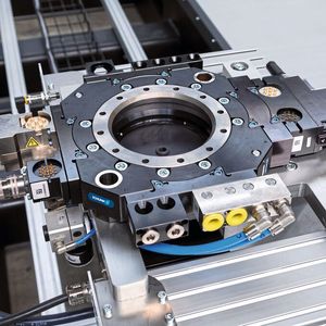 Schnellwechseladapter SWA auf der Werkzeugablage. (Bild:  SCHUNK)