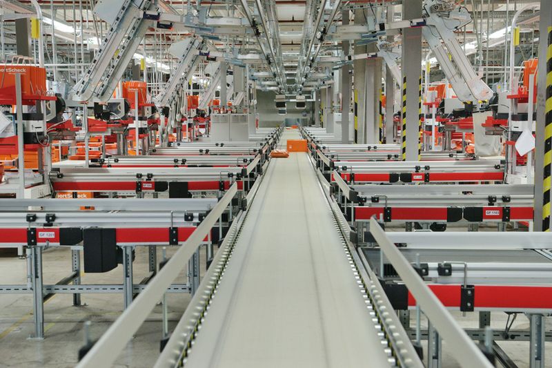 In dem Lager befinden sich mehr als 3 Mio. Teile mit 140.000 Varianten auf 80.000 m² Logistikfläche. (Bild: Ehrhardt + Partner)