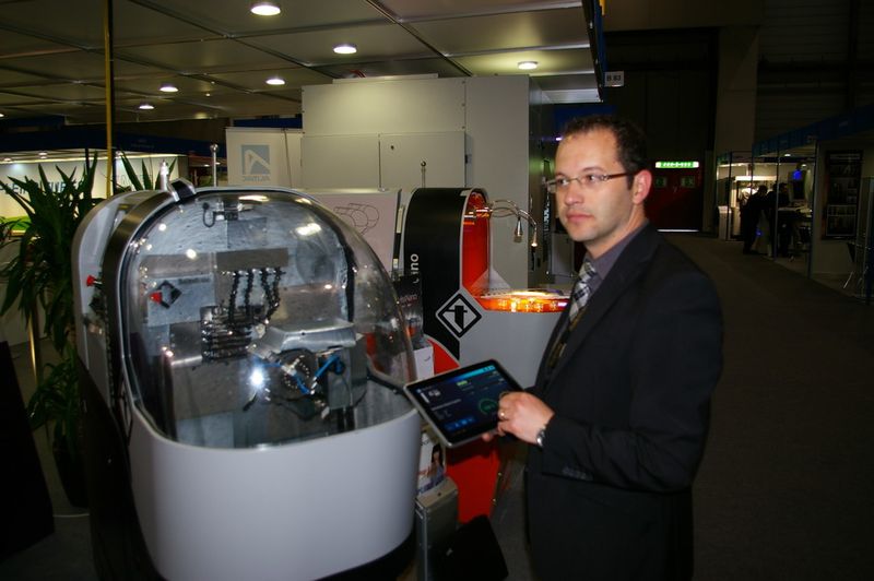 Carlos Almeida Directeur des ventes Suisse de Tornos et une SwissNano. (Image: MSM / JR Gonthier)