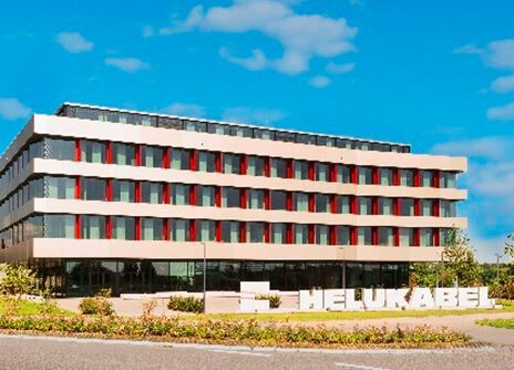 Helukabel kann sich freuen, denn das Unternehmen zählt nachgwiesen zu den attraktivsten Ausbildern in Deutschland. Das stellte die Jury der Zeitschrift Capital jetzt fest. Überzeugen konnten die Baden-Württemberger im Sektor „Duales Studium“ und „Ausbildung“.(Bild:  Helukabel)