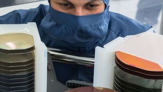 Die LEDs in gelb, orange und rot werden bei Osram Opto Semiconductor auf 6-Zoll-Wafern gefertigt. (Osram Opto Semiconductor)