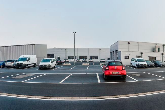 Nachhaltigkeit spielte beim Bau des Airport-Centers eine große Rolle. Der Baupartner Borgers errichtete ein Gebäude gemäß KfW 55-Standard. Auch eine Photovoltaik-Anlage wurde realisiert. (Mario Bok)