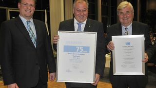 Feier bei der Kfz-Innung Göppingen (v.li.): Carsten Beuß, Hauptgeschäftsführer Kfz-Landesverband Baden-Württemberg, Hans-Walter Schurr, stellver. Obermeister, und Obermeister Klaus Heschke (beide Kfz-Innung Göppingen). (Foto: Zietz)