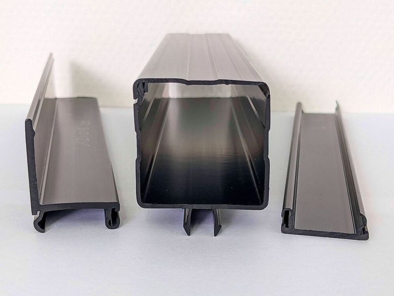 Bild 1: Führungen, Kabelkanäle, Gleitschienen: Die SLS-Profile aus elektrisch leitfähigem PVC werden meist für in Baugruppen oder Systeme eingesetzt, die im praktischen Betrieb dem Risiko statischer Aufladungen ausgesetzt sind. (Bild: SLS Kunststoffverarbeitung)