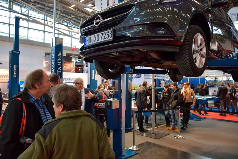 Dicht gedrängt staunten die Messebesucher am Stand von Nussbaum über die rasche Senkzeit der elektrohydraulischen Zweisäulenbühnen. (Holz / »kfz-betrieb«)